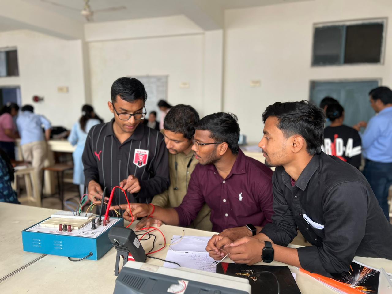 Students at the workshop on electronic circuits — 17 March 2026.
